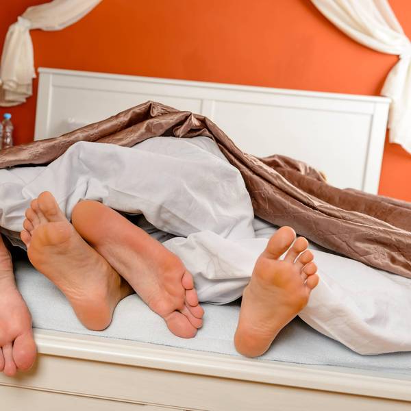 paar_bett_hotel_imago