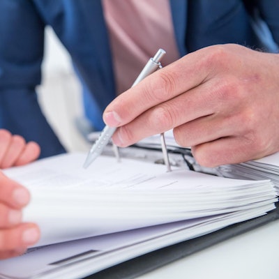 Vertrag unterschreiben Symbolbild