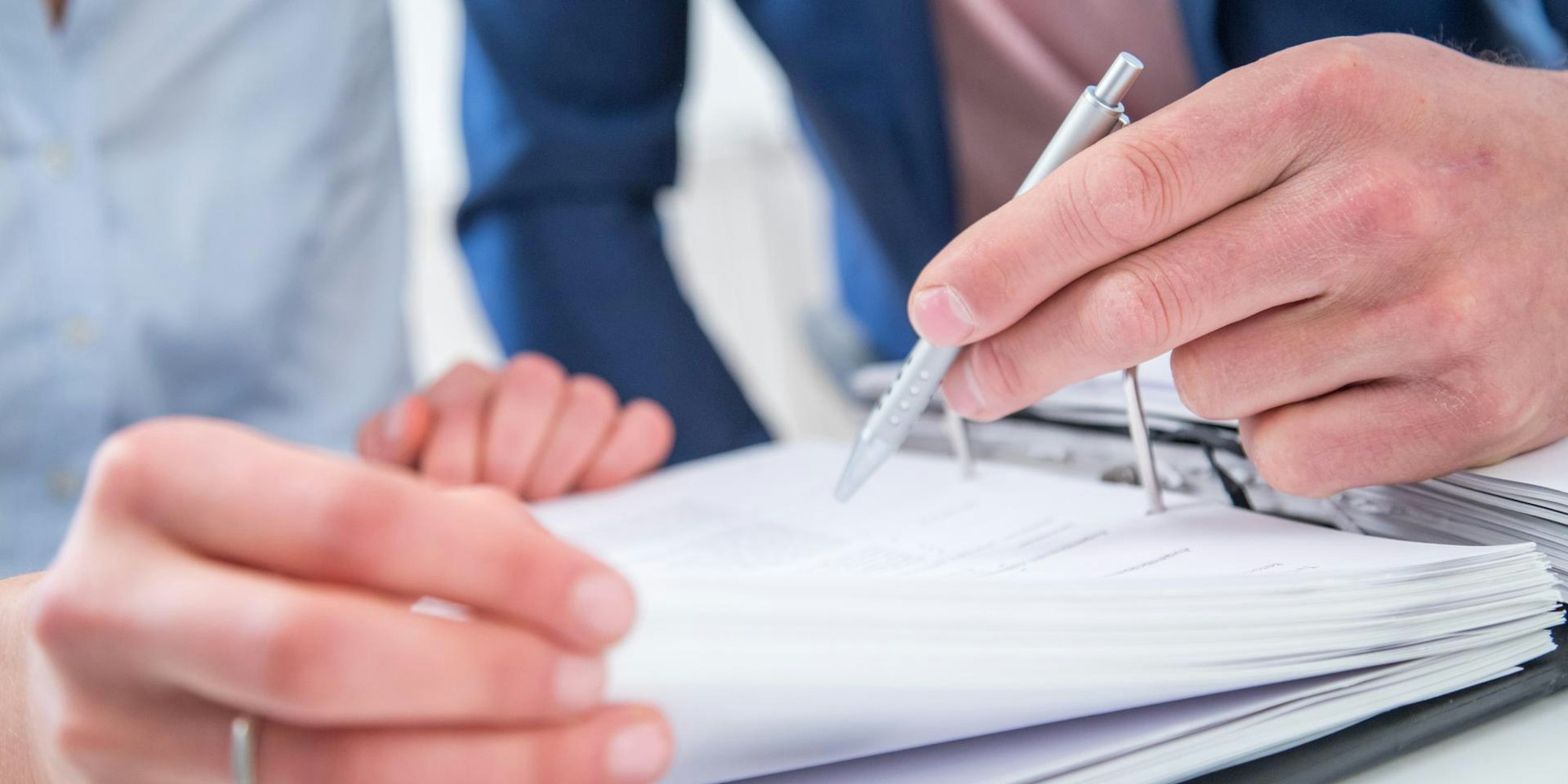 Vertrag unterschreiben Symbolbild