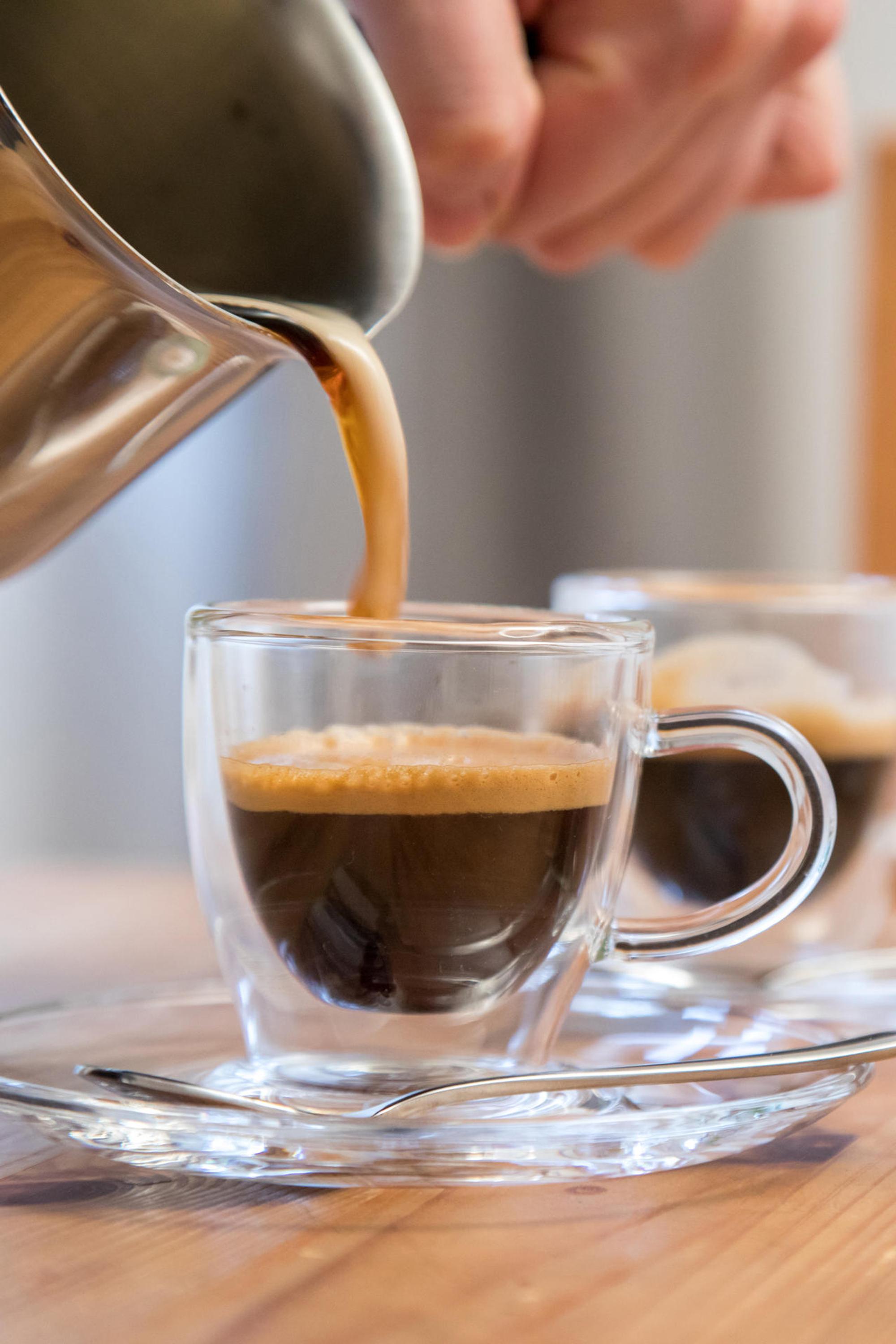 Kaffee wird eingeschüttet