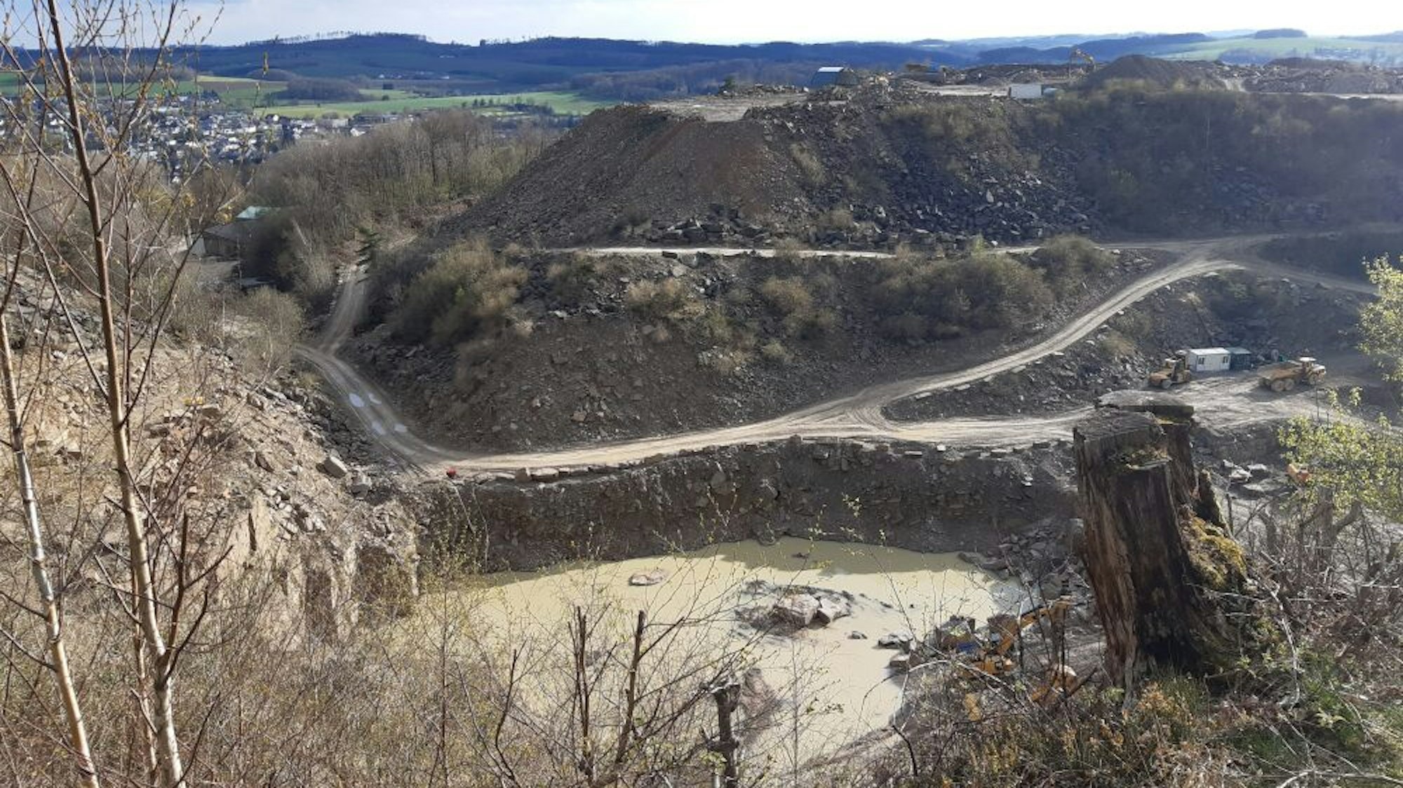 Vom Gipfel kann man in den Steinbruch schauen.