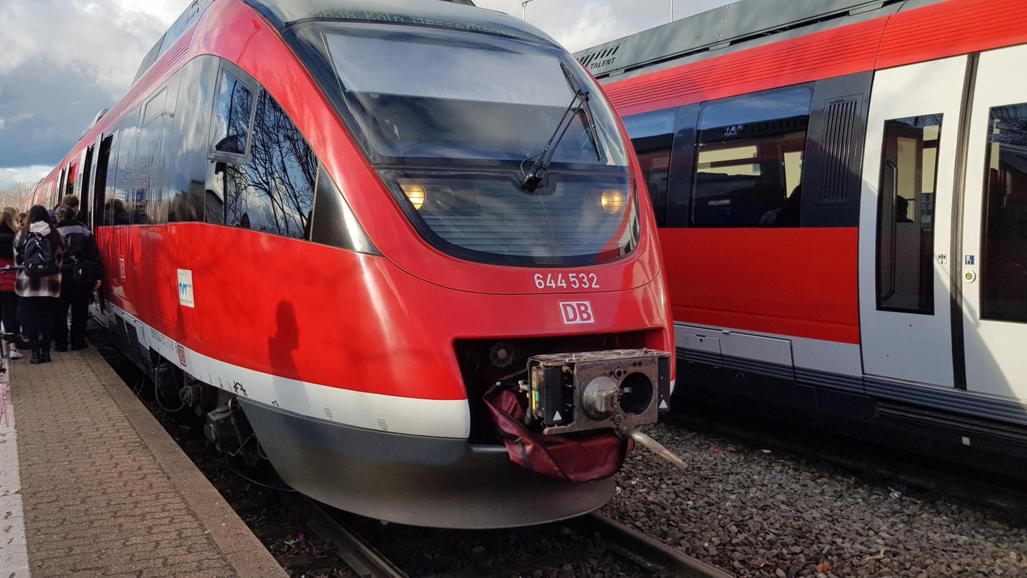 Zwei Züge der RB38 auf dem Gleis.