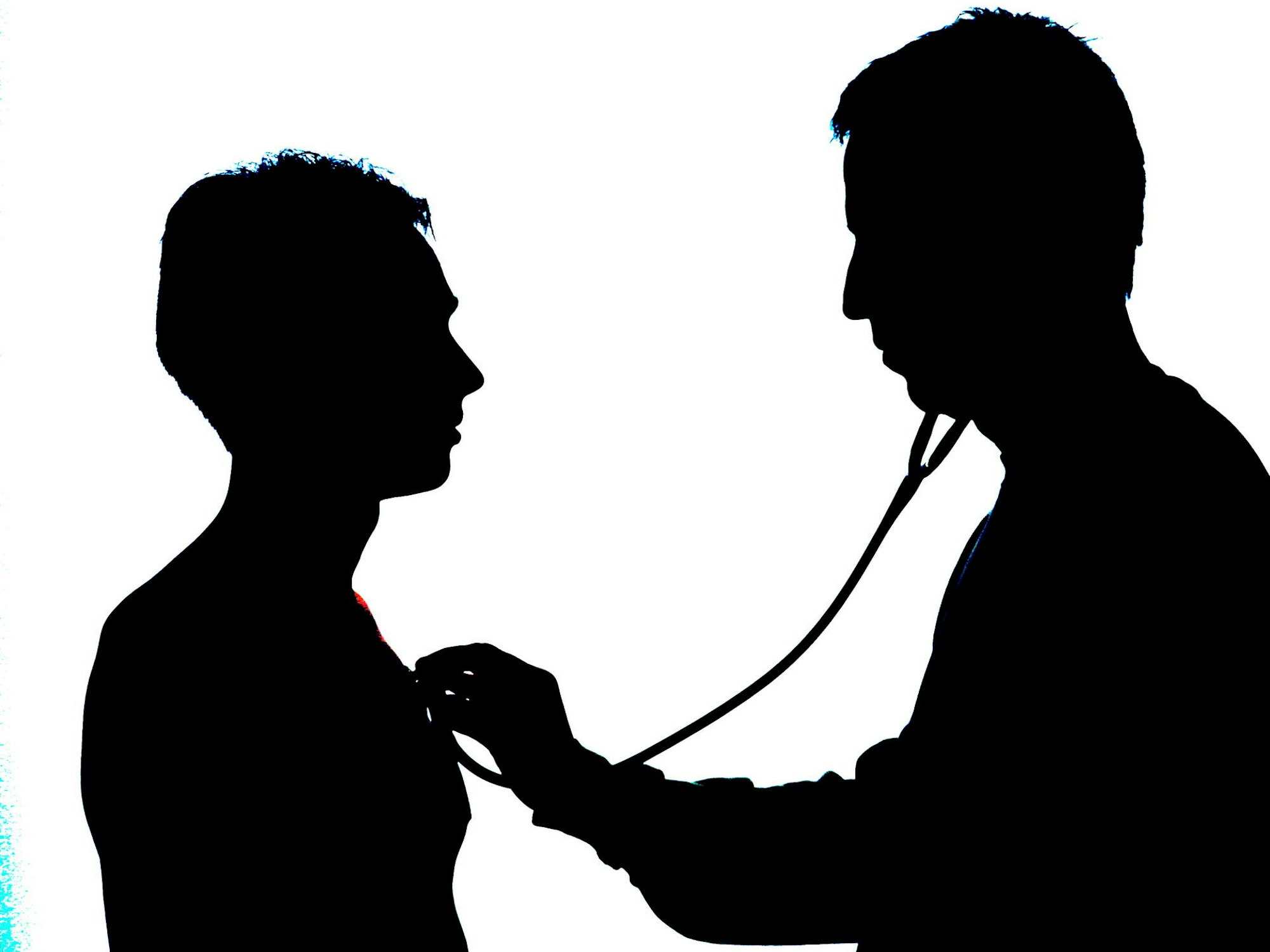 Das Symbolbild zeigt eine Untersuchung, wie hinter einer Schattenwand. Ein Arzt hört einen Patienten mit seinem Stethoskop ab.