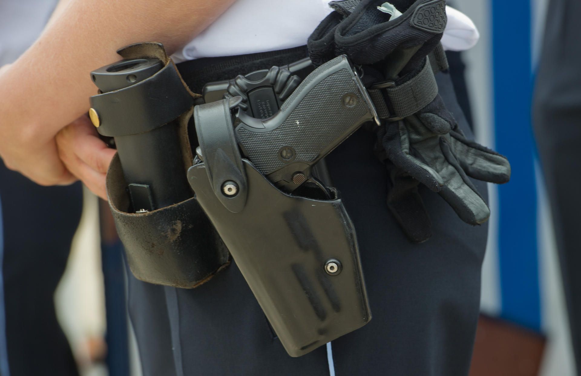 Polizist mit Dienstwaffe