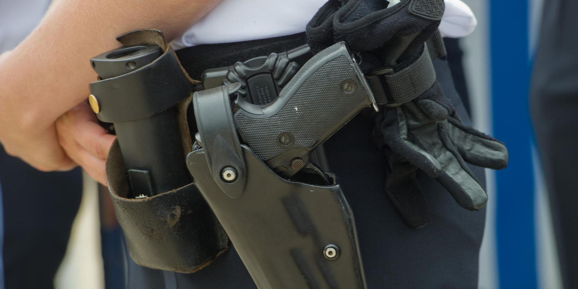 Polizist mit Dienstwaffe