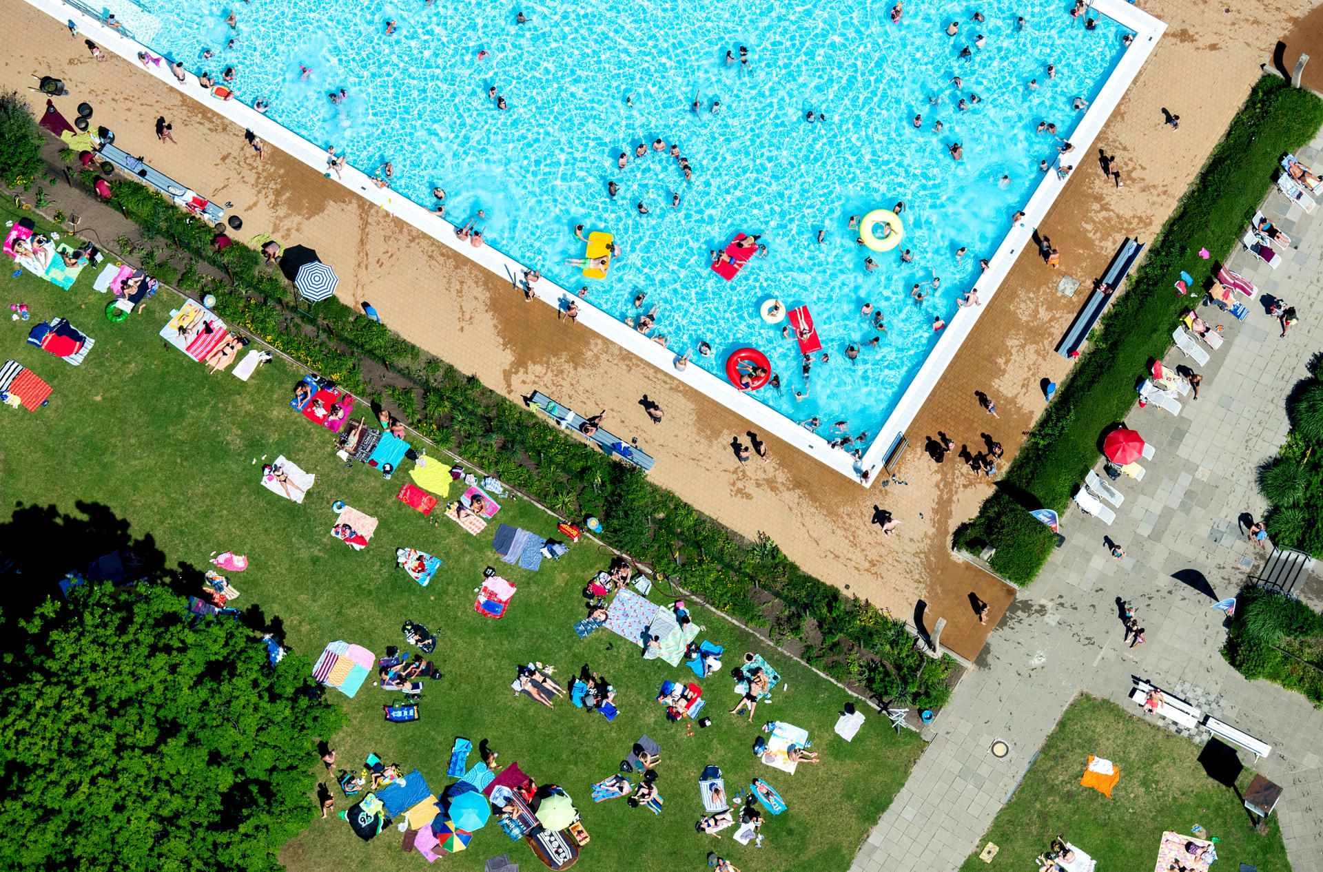 Schwimmbad dpa neu