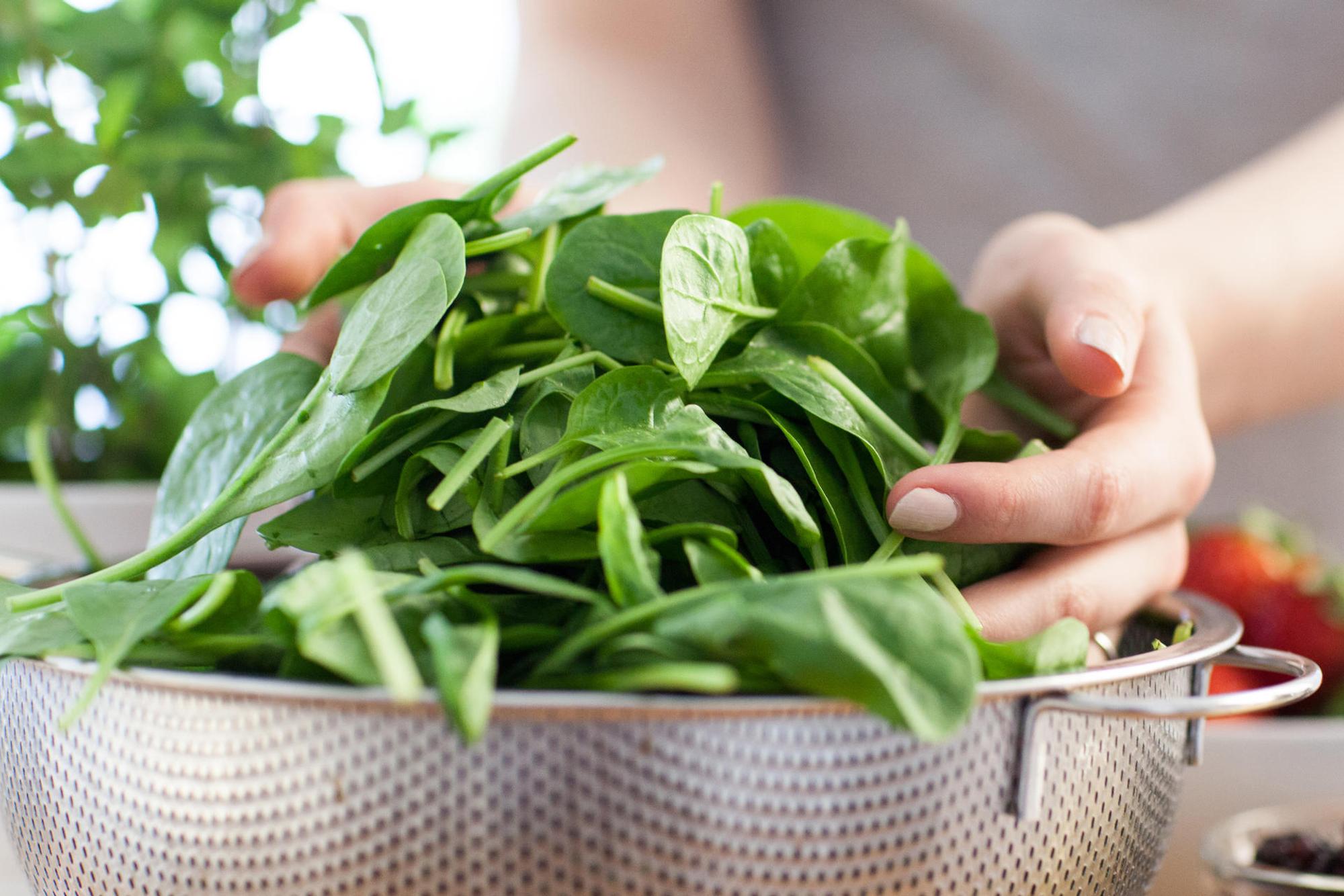 Grüner Salat wird gewaschen