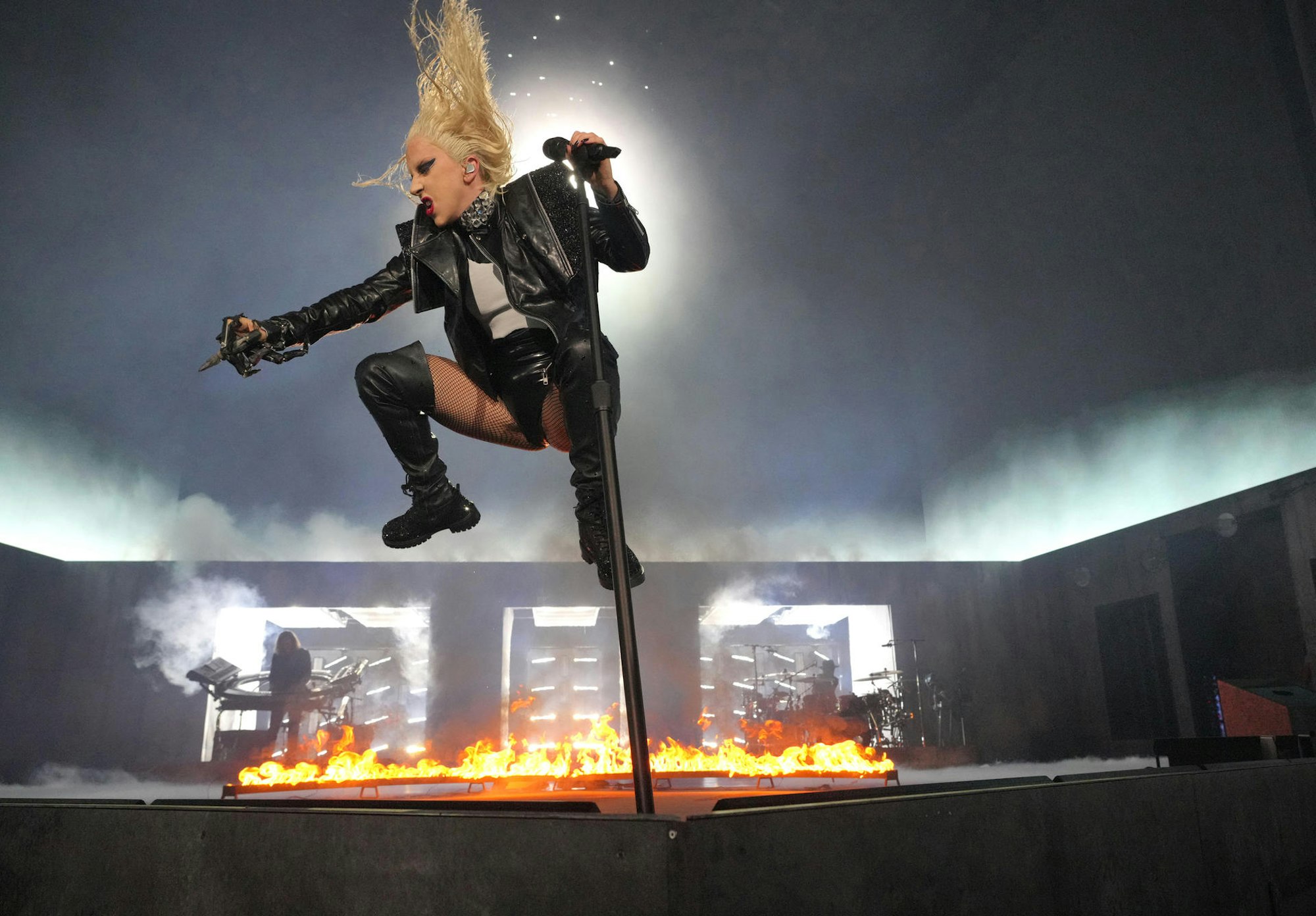 Lady Gaga beim Sprung