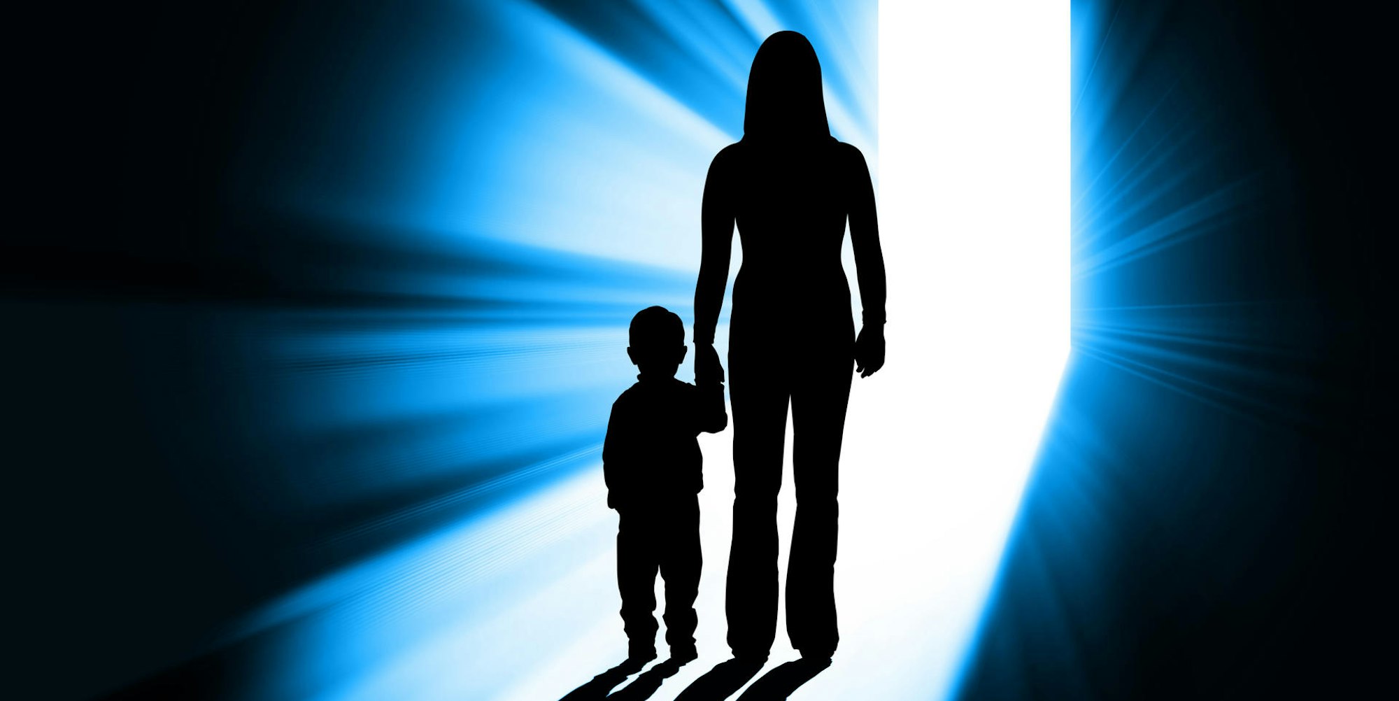 Die Silhouette einer Frau, die ein Kind an der Hand hält