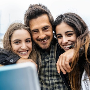 Drei Freunde schießen ein Erinnerungsselfie