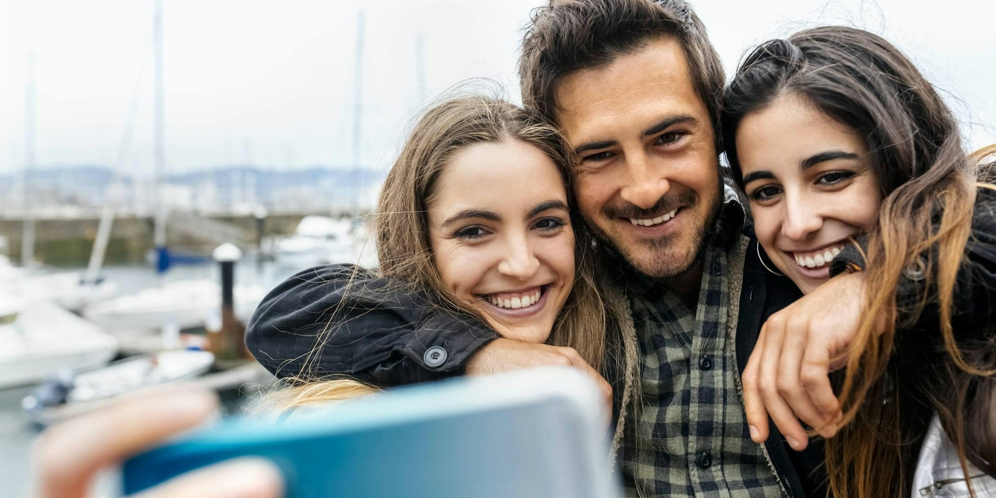 Drei Freunde schießen ein Erinnerungsselfie