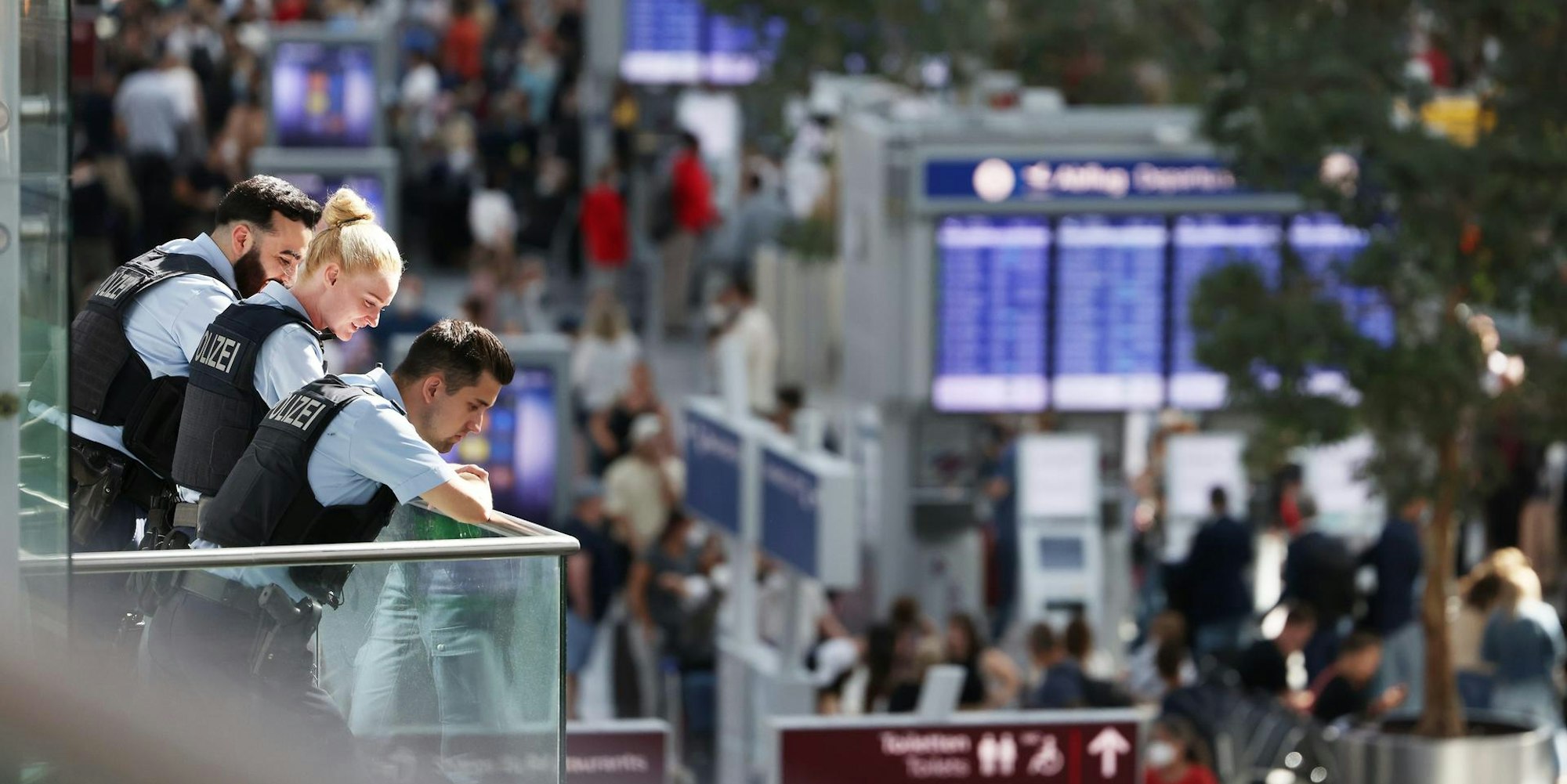 Polizei DüDorf Reisende 250622