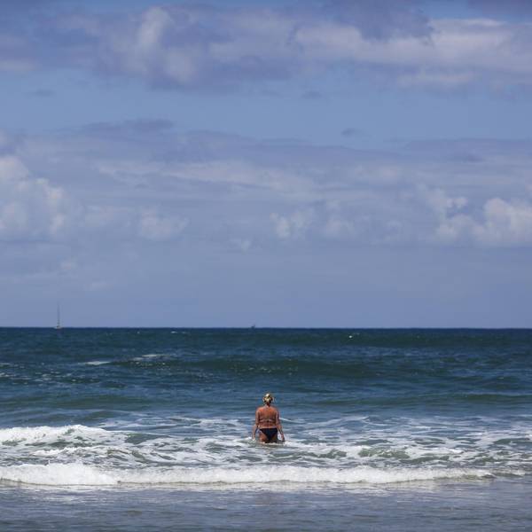 Frau geht im Meer schwimmen
