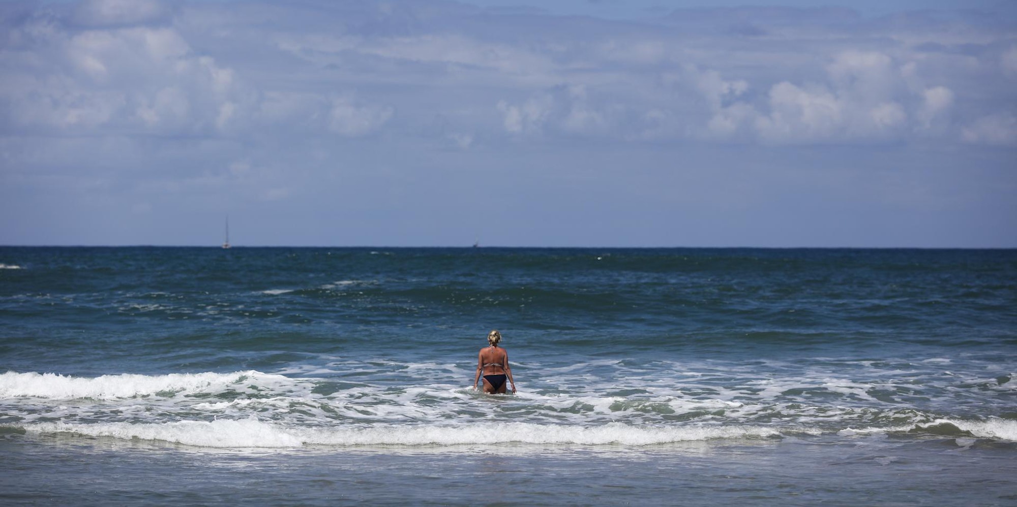 Frau geht im Meer schwimmen