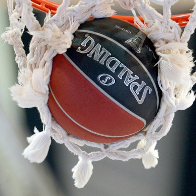 Ein Basketball liegt auf dem Spielfeld.