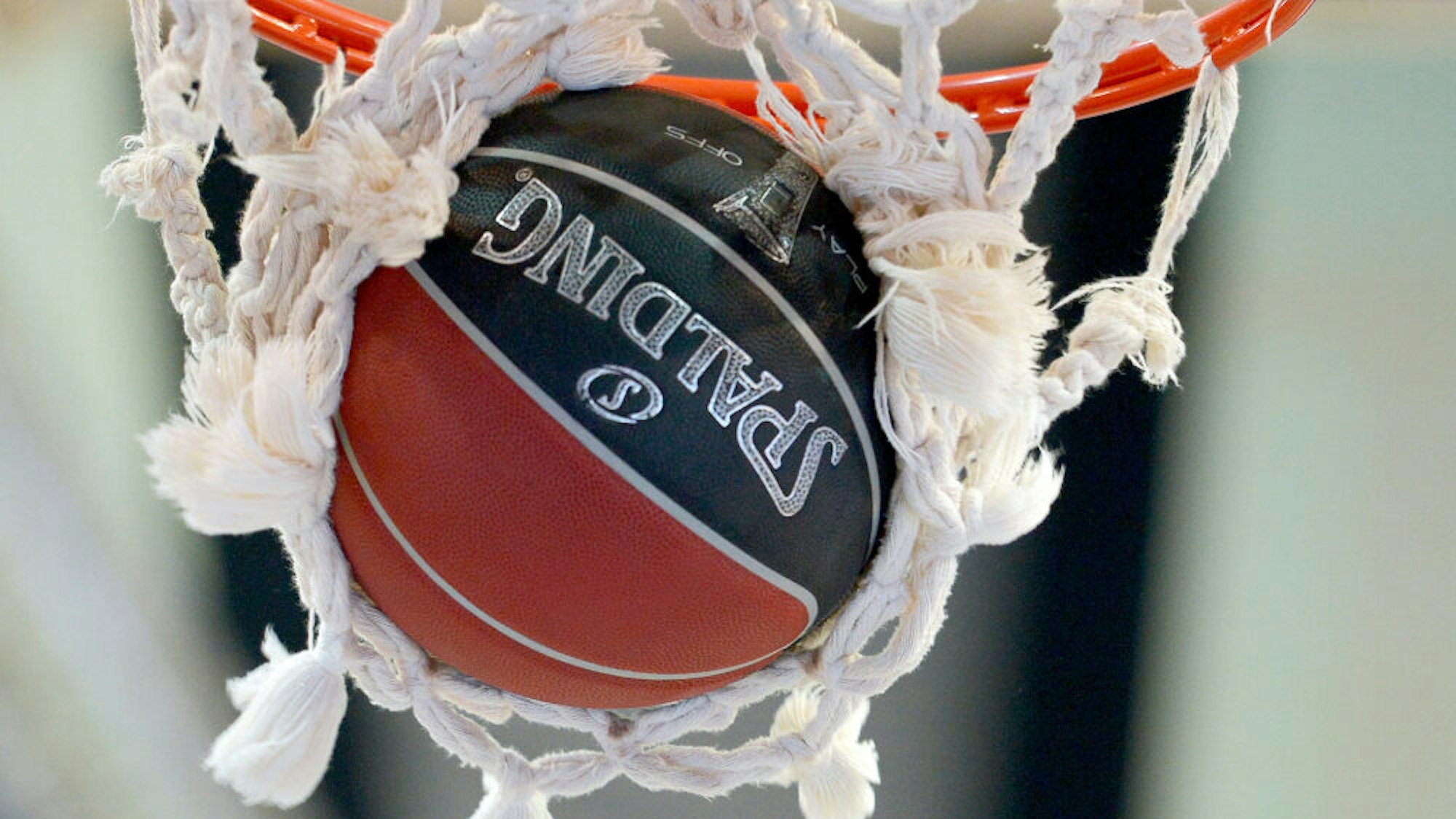 Ein Basketball liegt auf dem Spielfeld.