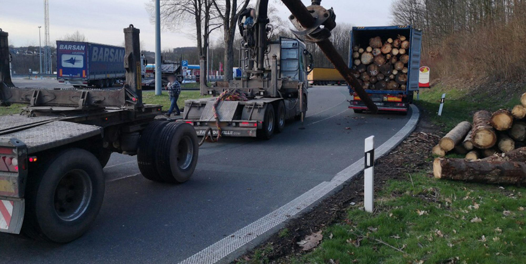 umladung_Holz_ueberladener_Lkw