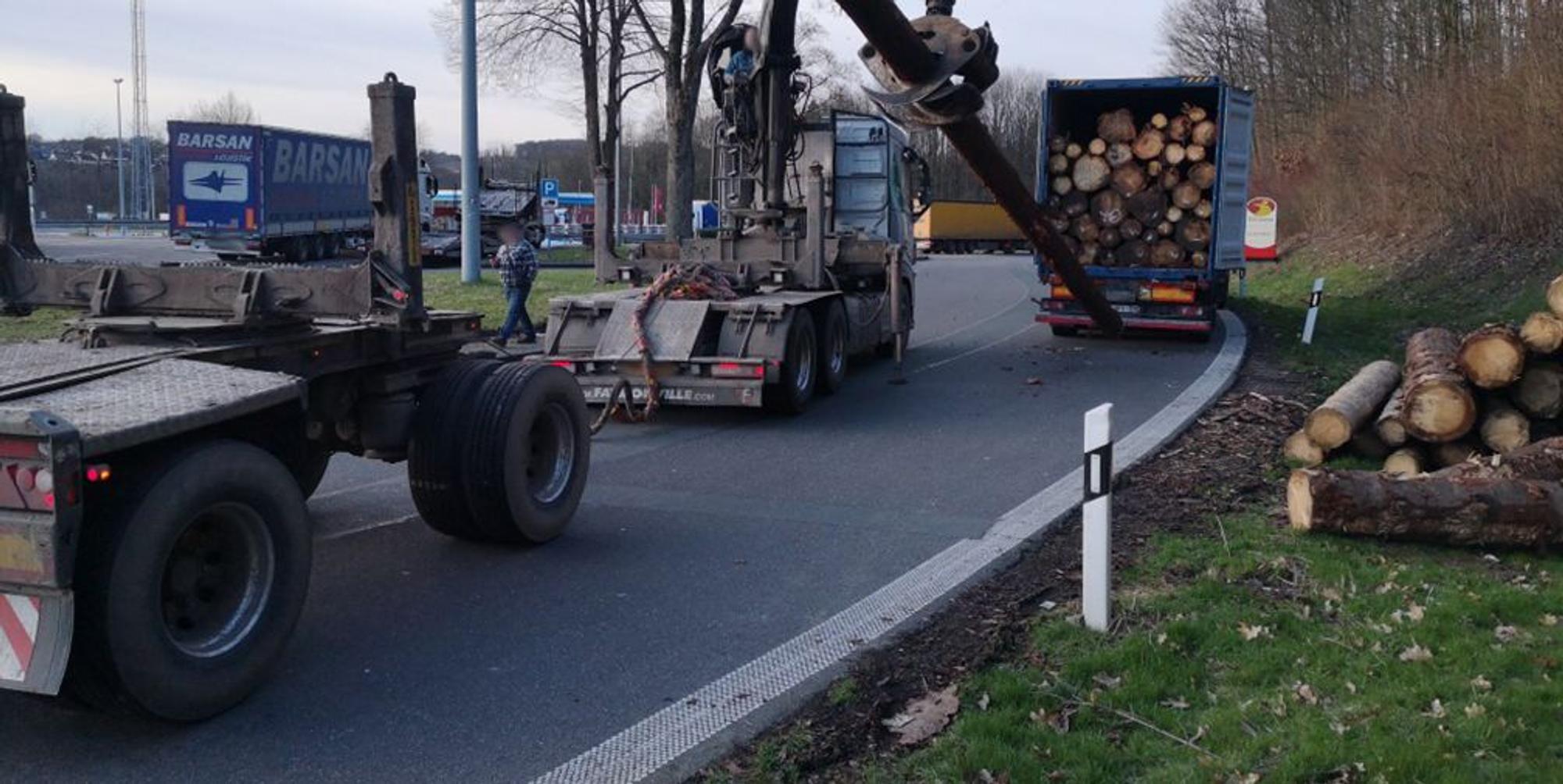 umladung_Holz_ueberladener_Lkw