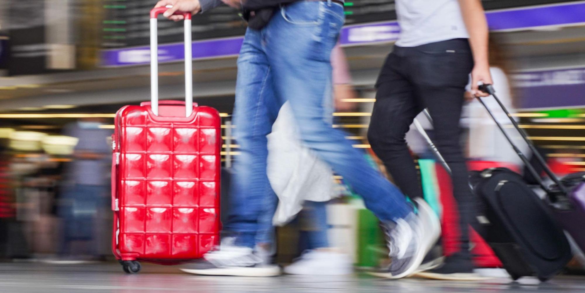 Reise Koffer Flughafen Symbolbild