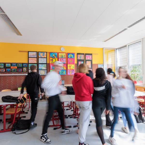 Schüler gehen durch ein Klassenzimmer