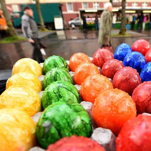 Ostereier im Regen dpa