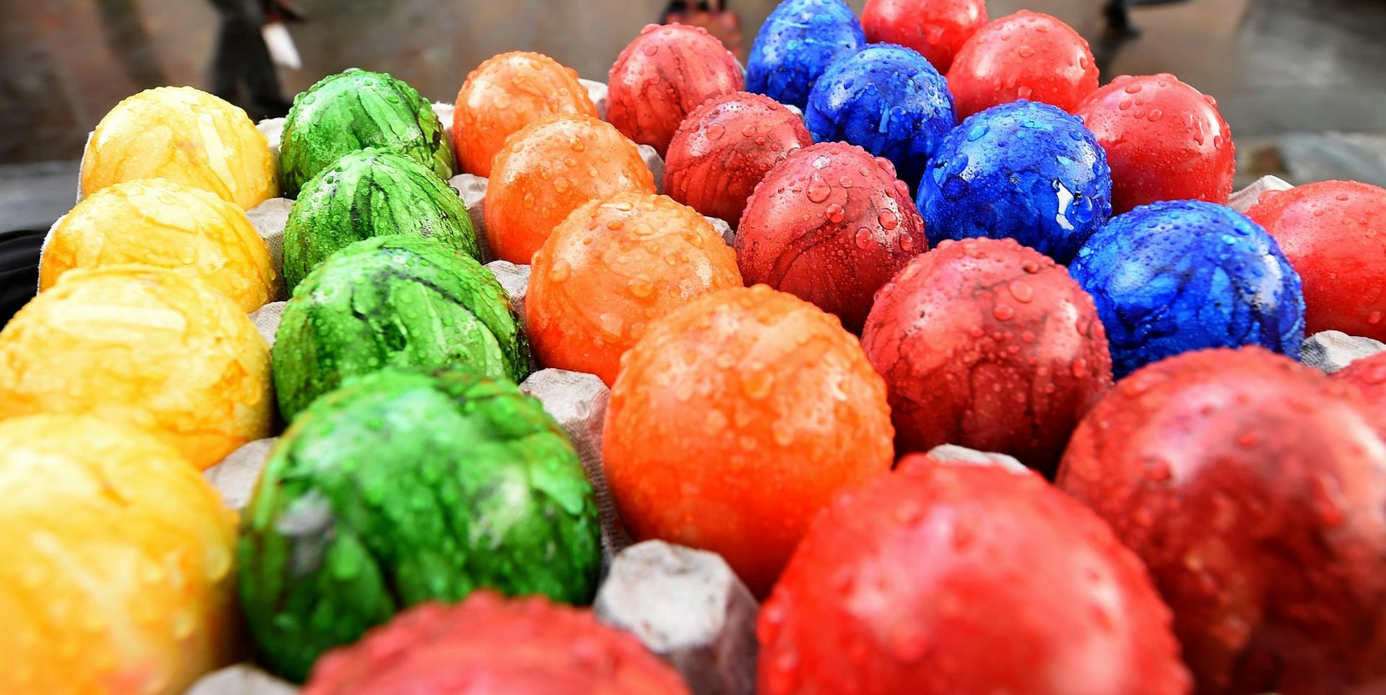 Ostereier im Regen dpa