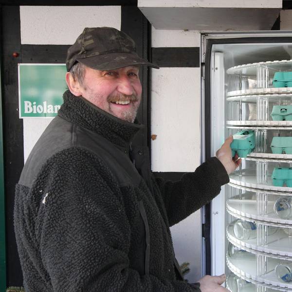Bio-Bauer Bruno Stauf verkauft Eier aus dem Automaten