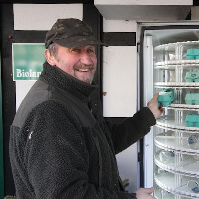Bio-Bauer Bruno Stauf verkauft Eier aus dem Automaten