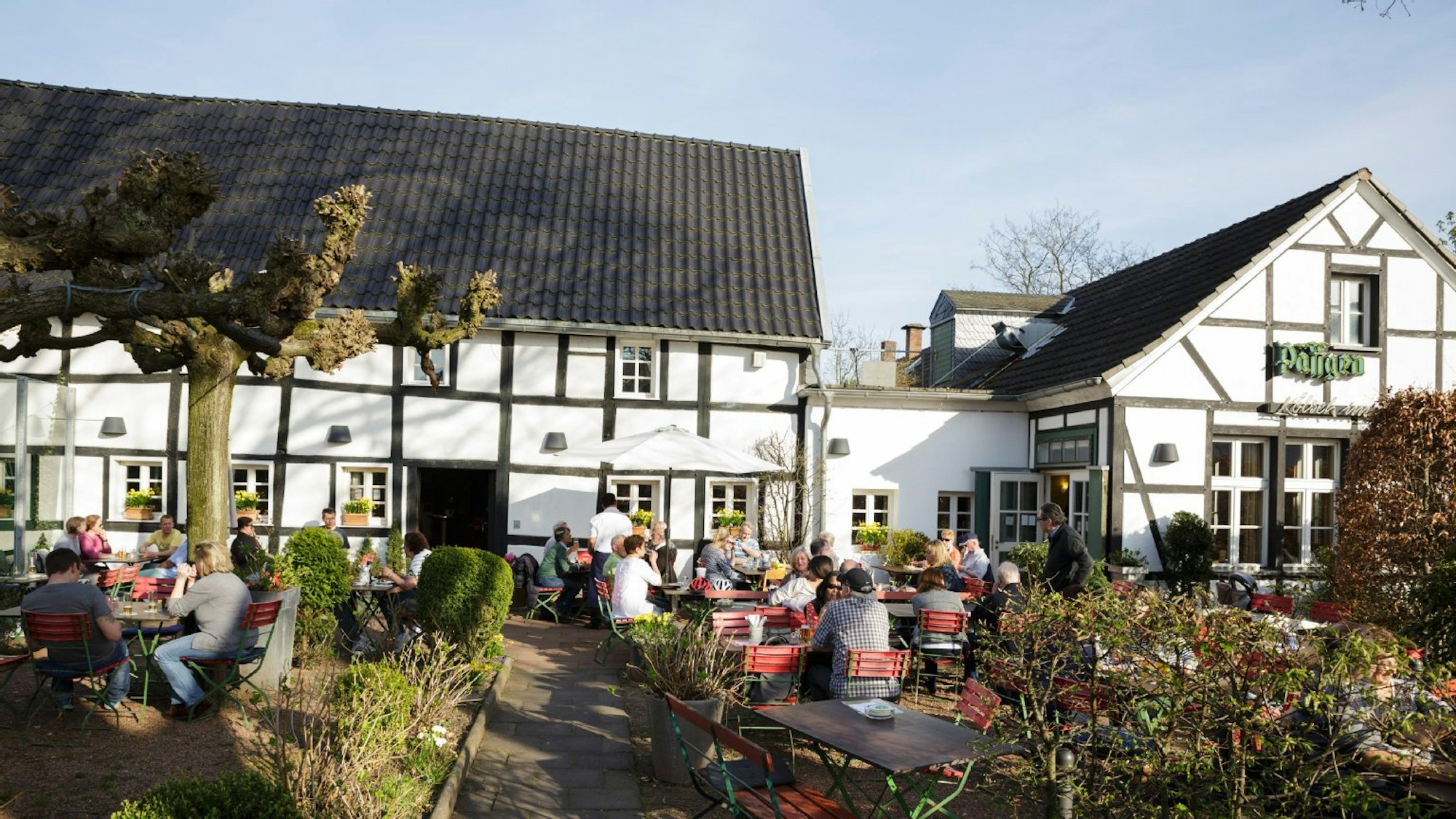 Fachwerkhaus mit Biergarten, Tischen und Stühlen