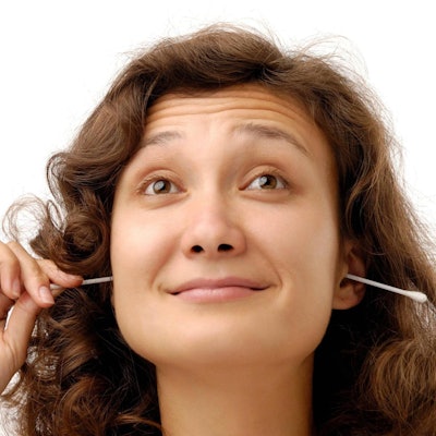 Wattestäbchen im Ohr_imago