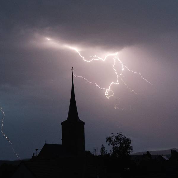 Gewitter Wolke über Stadt Symbol dpa
