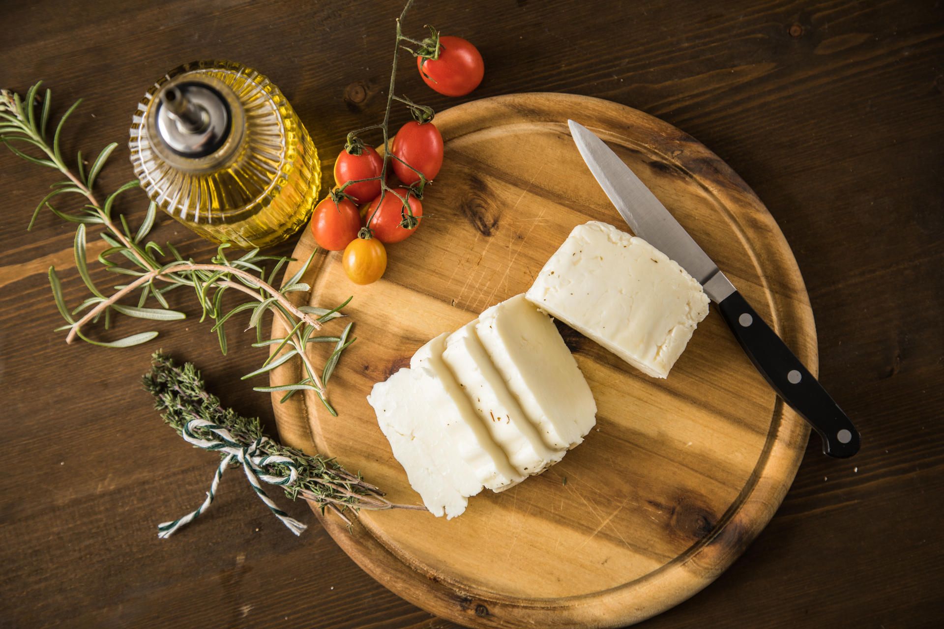 bratkaese auf dem brettchen