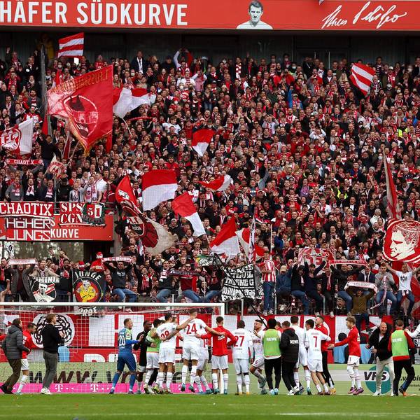 FC Spieler feiern mit Fans 09042