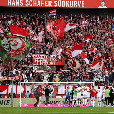 FC Spieler feiern mit Fans 09042