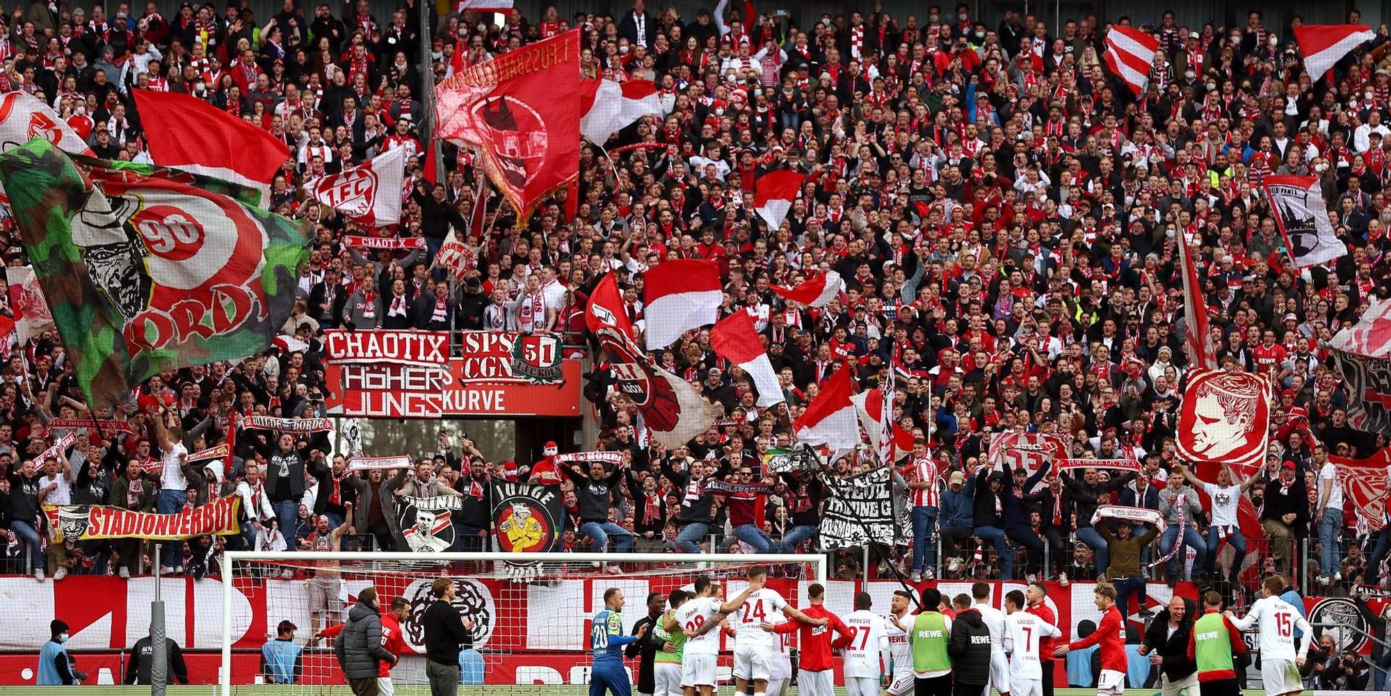 FC Spieler feiern mit Fans 09042