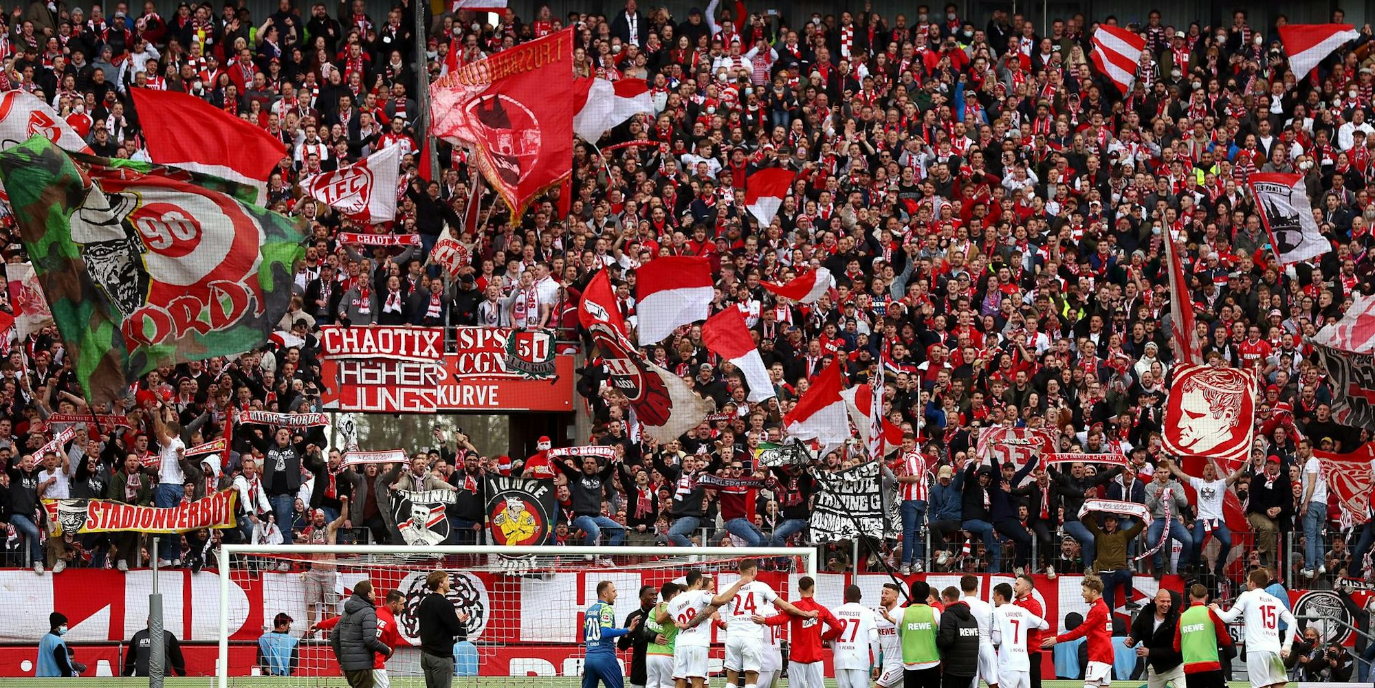 FC Spieler feiern mit Fans 09042