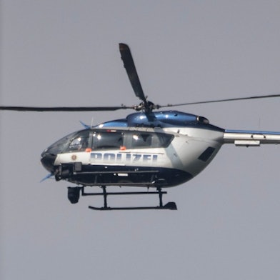 Polizeihubschrauber bei grauem Himmel Symbolbild dpa _1