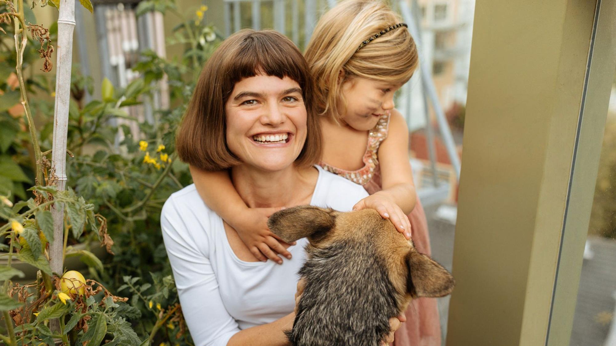 Michaeleen Doucleff mit Tochter Rosy und der Hündin Mango