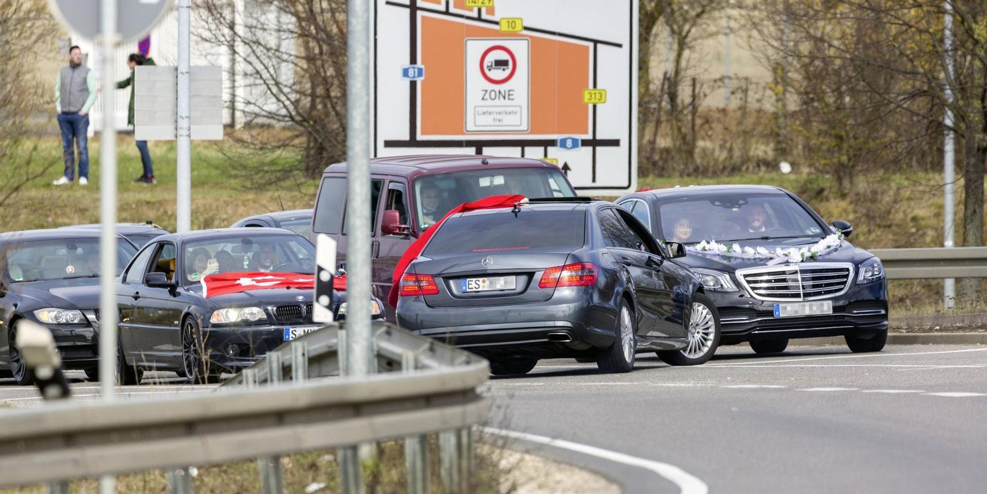 Hochzeit Autokorso Symbolbild