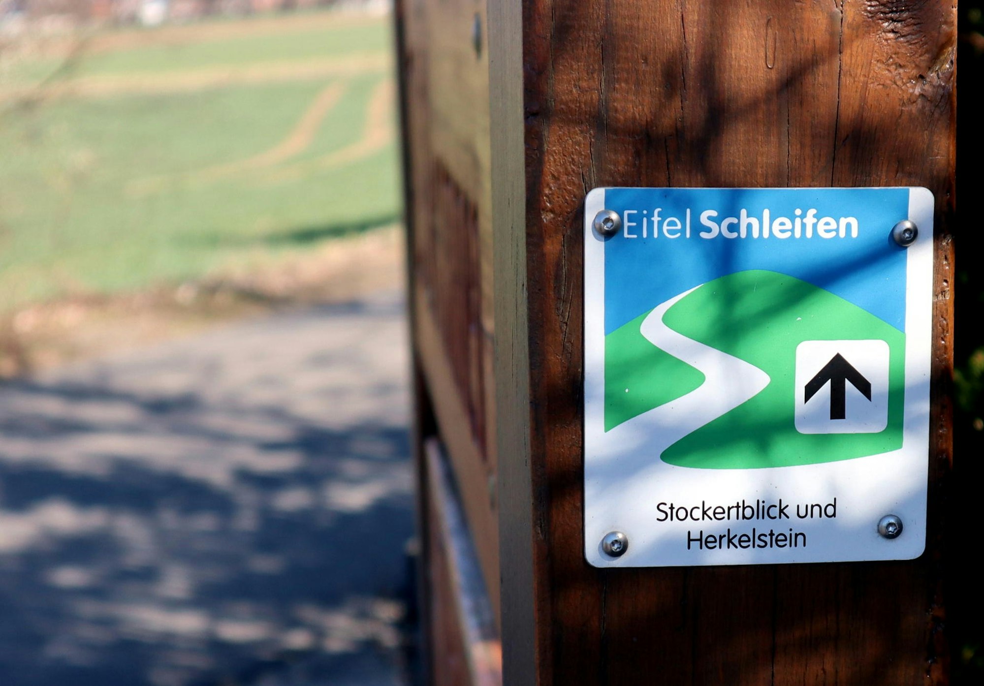 Wanderung Eifelschleife Stockertblick Wegzeichen