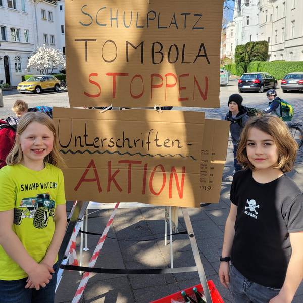 Schulplatztombola,_Konrad_8links)nudn_Schulfreund_auf_de
