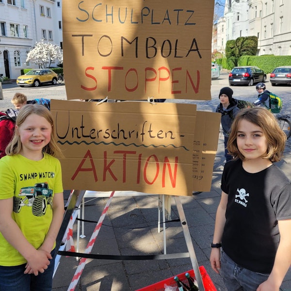 Schulplatztombola,_Konrad_8links)nudn_Schulfreund_auf_de