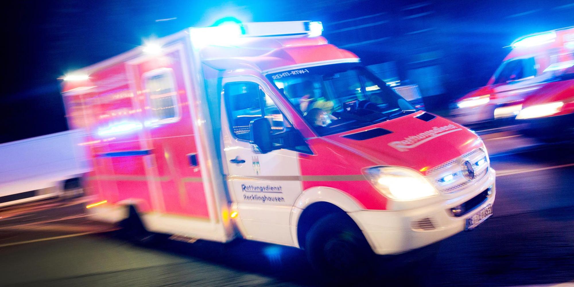 Krankenwagen Blaulicht Symbolbild 5