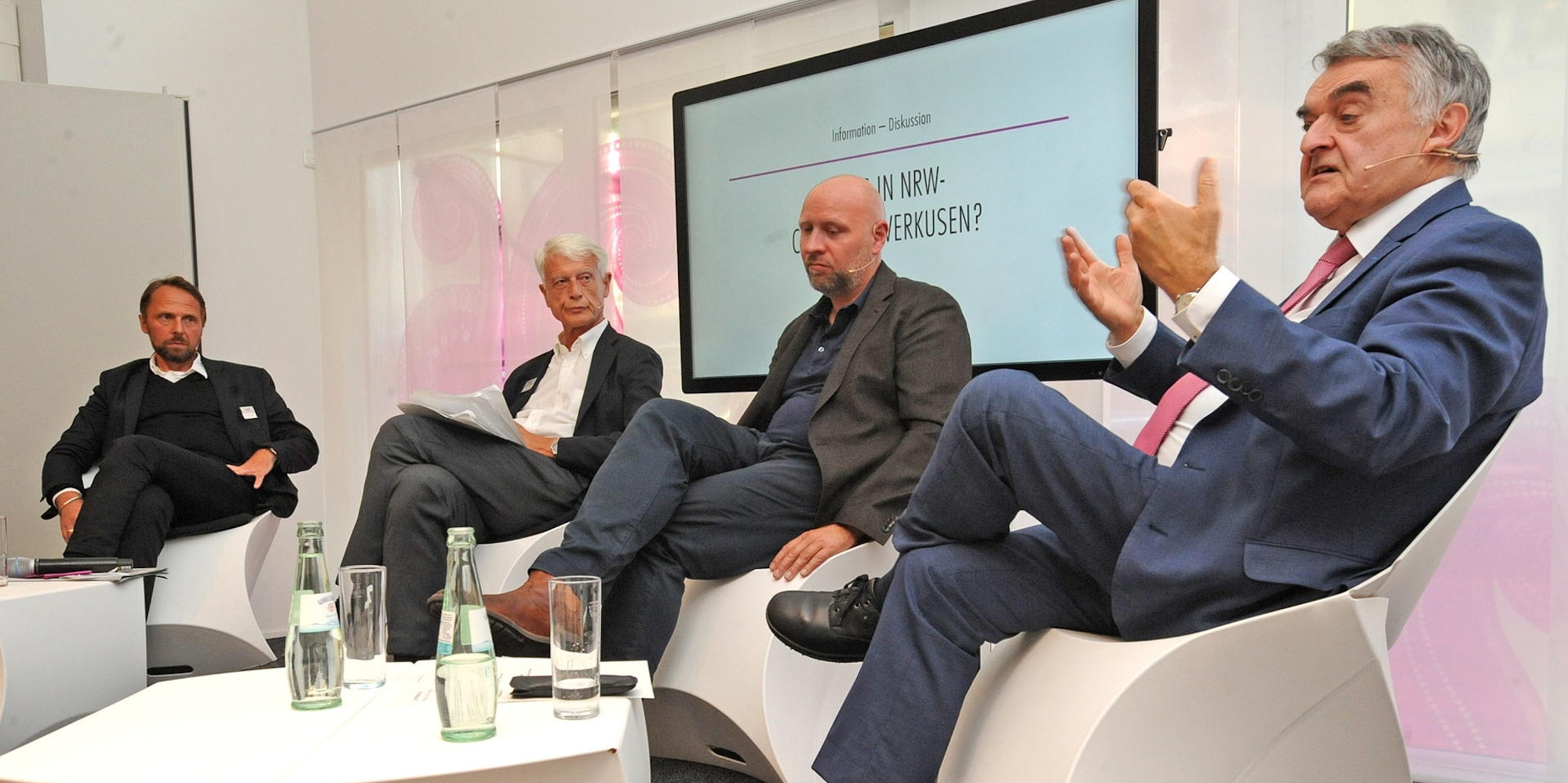 le-podiumsdiskussion-clans_(2)