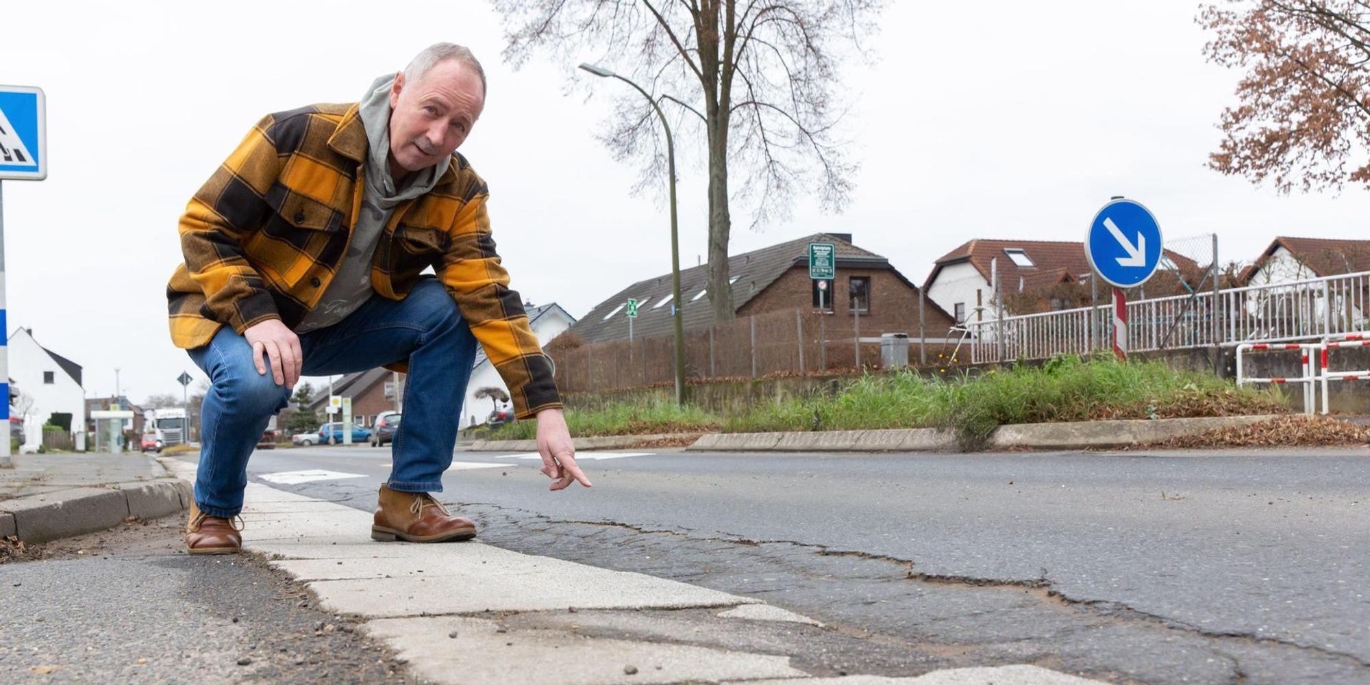 Anwohner zeigt Strassenschäden
