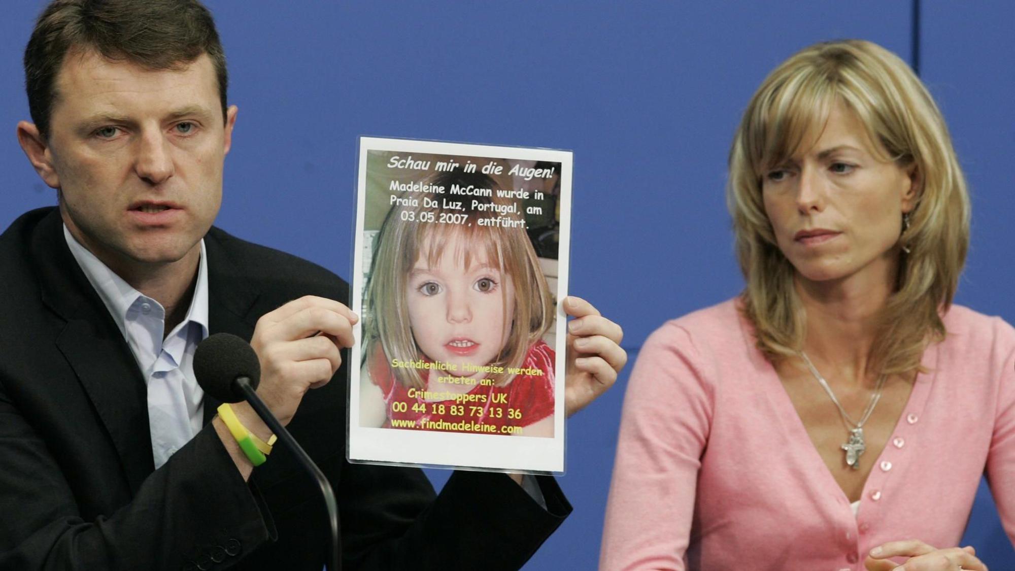 Gerry und Kate McCann zeigen während einer Pressekonferenz ein Bild ihrer verschwundenen Tochter Madeleine.