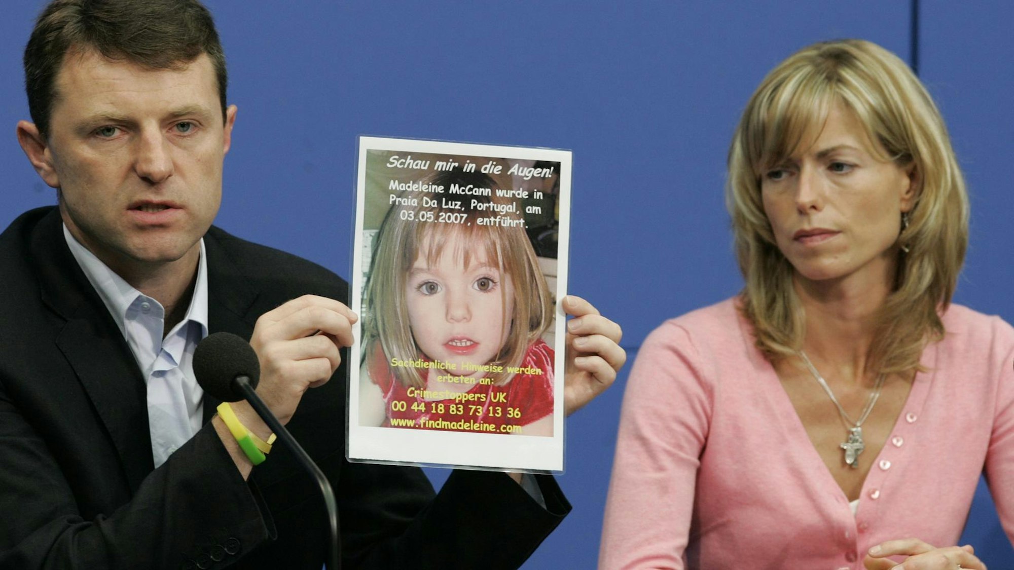 Gerry und Kate McCann zeigen während einer Pressekonferenz ein Bild ihrer verschwundenen Tochter Madeleine.