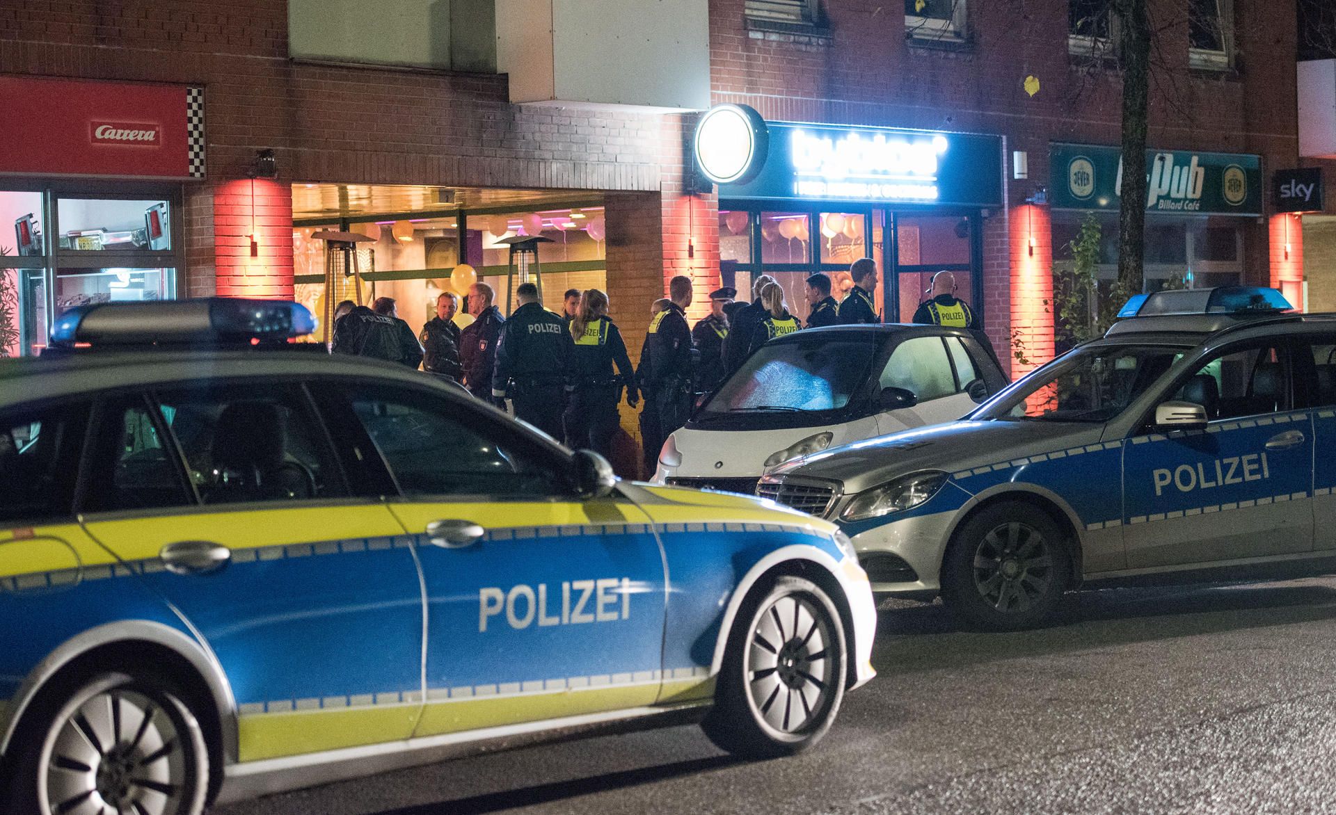 hamburg schüsse in club polizei wagen