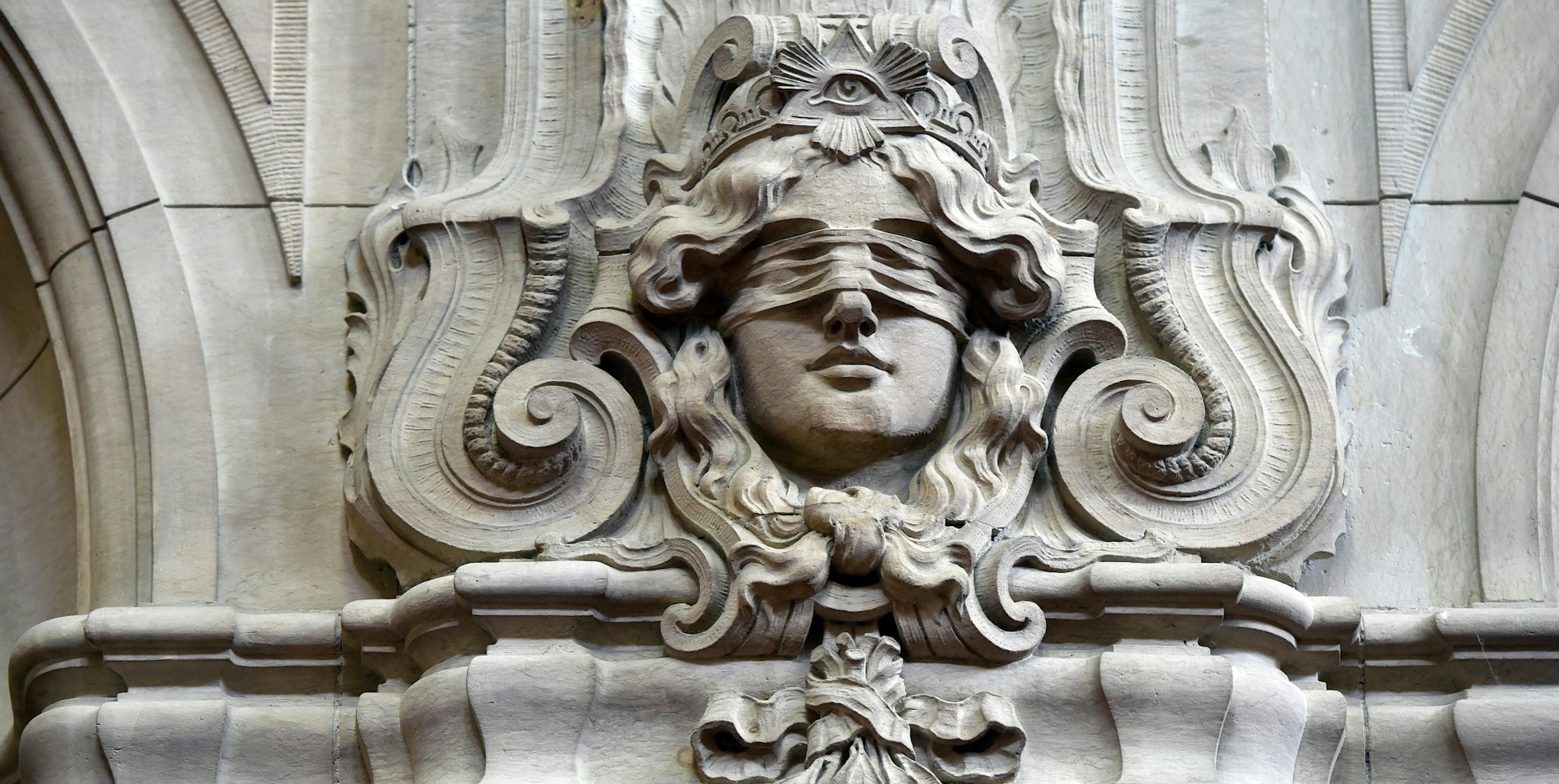 Eine Justitia mit verbundenen Augen