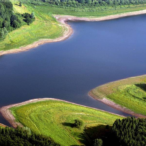 Dhünntalsperre mit Landschaft drumherum.